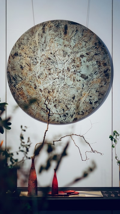 棕色和灰色球形墙面装饰